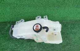 Бачок стеклоомывателя передний для Toyota Land Cruiser 2018 года на фотографиях