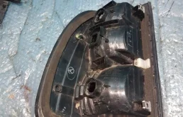 Фонарь правый для Toyota Land Cruiser 2003 года на фотографиях