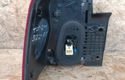 Фонарь правый для Toyota Land Cruiser 2008 года на фотографиях