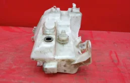 Бачок стеклоомывателя передний для Nissan X-Trail 2022 года на фотографиях