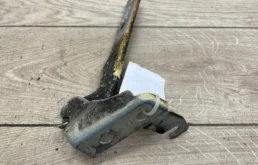 Петля капота левая для Volkswagen Tiguan на фотографиях