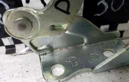 Петля капота левая для Hyundai Accent 2002 года на фотографиях