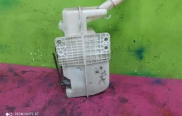 Бачок стеклоомывателя задний для Volkswagen Passat 2010 года на фотографиях