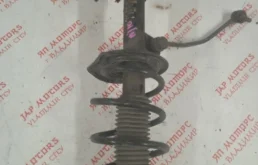 Амортизатор передний левый для Nissan Qashqai 2012 года на фотографиях