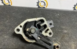 Опора двигателя передняя левая нижняя для Nissan Teana 2010 года на фотографиях