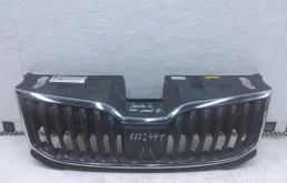 Молдинг решетки радиатора для Skoda Octavia 2018 года на фотографиях