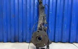 Кулак поворотный правый для Volkswagen Touareg 2004 года на фотографиях