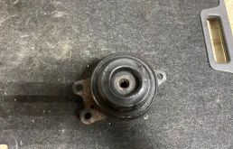 Опора двигателя передняя левая нижняя для Nissan Teana 2010 года на фотографиях