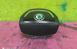 Подушка безопасности водителя для Skoda Octavia 2011 года на фотографиях