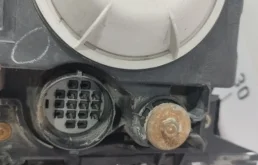 Фара правая для Land Rover Discovery 2009 года на фотографиях