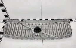 Решетка переднего бампера для Volvo XC90 2017 года на фотографиях