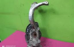 Кулак поворотный левый для Audi A4 2006 года на фотографиях