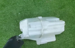 Бачок омывателя для Toyota RAV4 2017 года на фотографиях