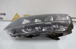 Фара ксенон левая для Skoda Octavia 2014 года на фотографиях