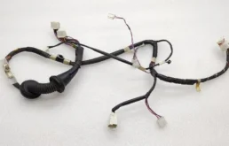 Петля двери передней левой нижняя для Toyota RAV4 2010 года на фотографиях