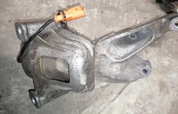 Опора двигателя задняя правая нижняя для Audi A4 на фотографиях