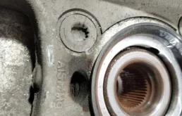 Кулак поворотный левый для Volvo XC90 2017 года на фотографиях