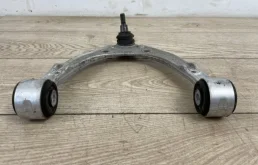 Рычаг передний левый верхний для Volkswagen Touareg 2008 года на фотографиях