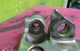 Кулак поворотный левый для Audi A6 2001 года на фотографиях