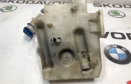 Бачок стеклоомывателя передний для Skoda Octavia 2010 года на фотографиях