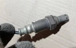 Лямбда-зонд (верхний) для Nissan X-Trail на фотографиях