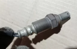 Лямбда-зонд (верхний) для Nissan X-Trail на фотографиях