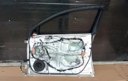 Дверь передняя правая для Toyota Avensis 2008 года на фотографиях