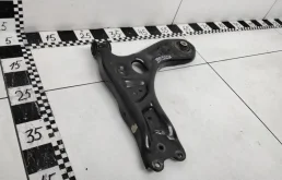 Качающийся рычаг левый для Volkswagen Polo 2009 года на фотографиях