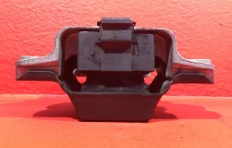 Опора двигателя передняя левая верхняя для Volkswagen Jetta 2005 года на фотографиях