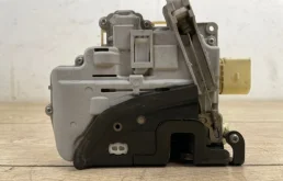 Замок передней левой двери для Volkswagen Passat 2007 года на фотографиях