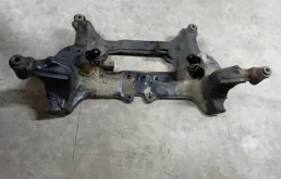 Подрамник двигателя для Nissan X-Trail 2000 года на фотографиях