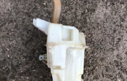 Бачок стеклоомывателя передний для Toyota RAV4 2010 года на фотографиях