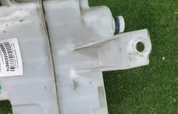 Бачок стеклоомывателя передний для Toyota RAV4 2019 года на фотографиях