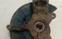 Кулак поворотный левый для Skoda Octavia 2012 года на фотографиях