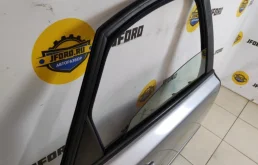 Дверь задняя правая для Volvo S40 2005 года на фотографиях