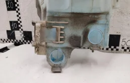 Бачок стеклоомывателя передний для Toyota Land Cruiser 2018 года на фотографиях