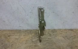 Петля капота левая для Hyundai Accent 2002 года на фотографиях