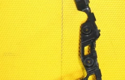 Кронштейн заднего бампера левый для Volkswagen Polo 2011 года на фотографиях