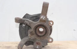 Кулак поворотный левый для Nissan X-Trail 2001 года на фотографиях