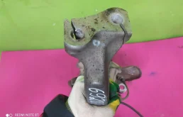 Кулак поворотный правый для Audi A4 2009 года на фотографиях