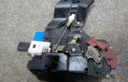 Уплотнитель передней правой двери для Volkswagen Touareg 2008 года на фотографиях