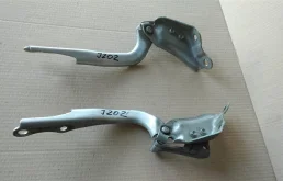 Петля капота правая для Toyota Land Cruiser 2008 года на фотографиях