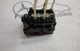 Блок клапанов пневмоподвески для Mercedes-Benz GL class 2008 года на фотографиях