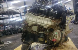 Двигатель для Nissan Pathfinder 2000 года на фотографиях