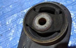 Подушка двигателя задняя правая верхняя для Nissan X-Trail 2009 года на фотографиях