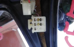 Стекла и зеркала для Nissan X-Trail 2002 года на фотографиях