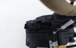 Замок передней левой двери для Nissan X-Trail 2018 года на фотографиях