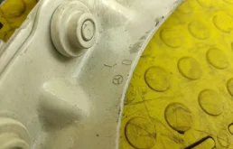 Петля капота левая для Mercedes-Benz S class 2011 года на фотографиях