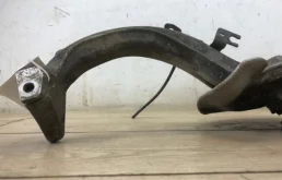 Кулак поворотный левый для Audi A6 2012 года на фотографиях