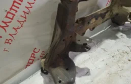 Усилитель переднего бампера для Nissan X-Trail 2005 года на фотографиях